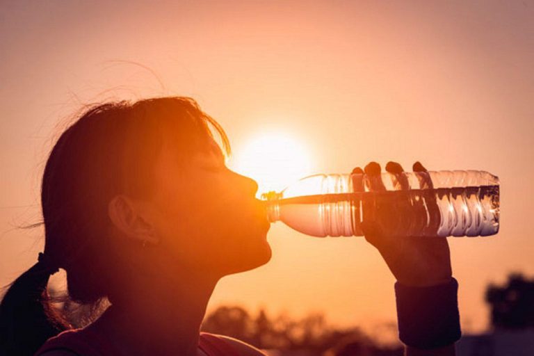Hidratarea corectă pe timp de caniculă. Ce trebuie să bei și ce să eviți