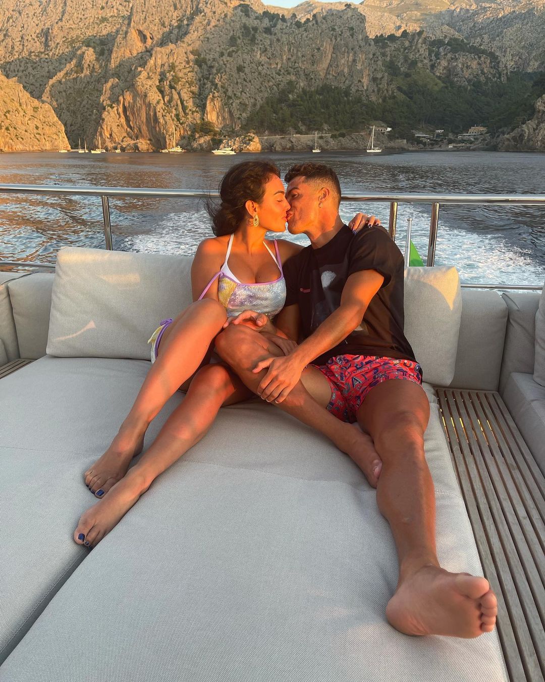 Imagini fierbinți cu Georgina Rodriguez, singura femeie care a reușit să-l cumințească pe Cristiano Ronaldo 42
