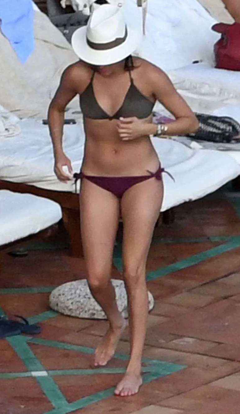Imagini rare cu Meghan Markle în costum de baie 6
