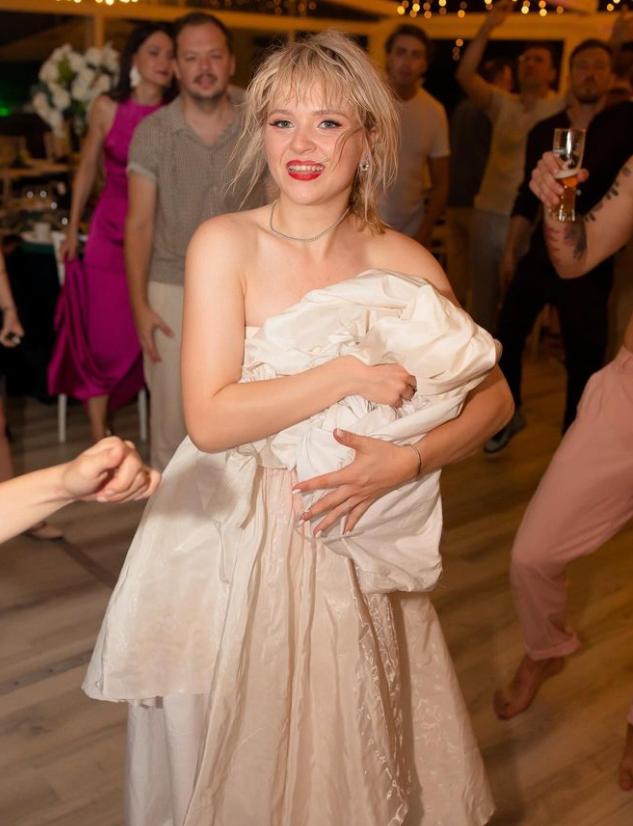 Încă o nuntă surpriză în showbiz! Actorul de comedie s-a căsătorit în secret, la malul mării