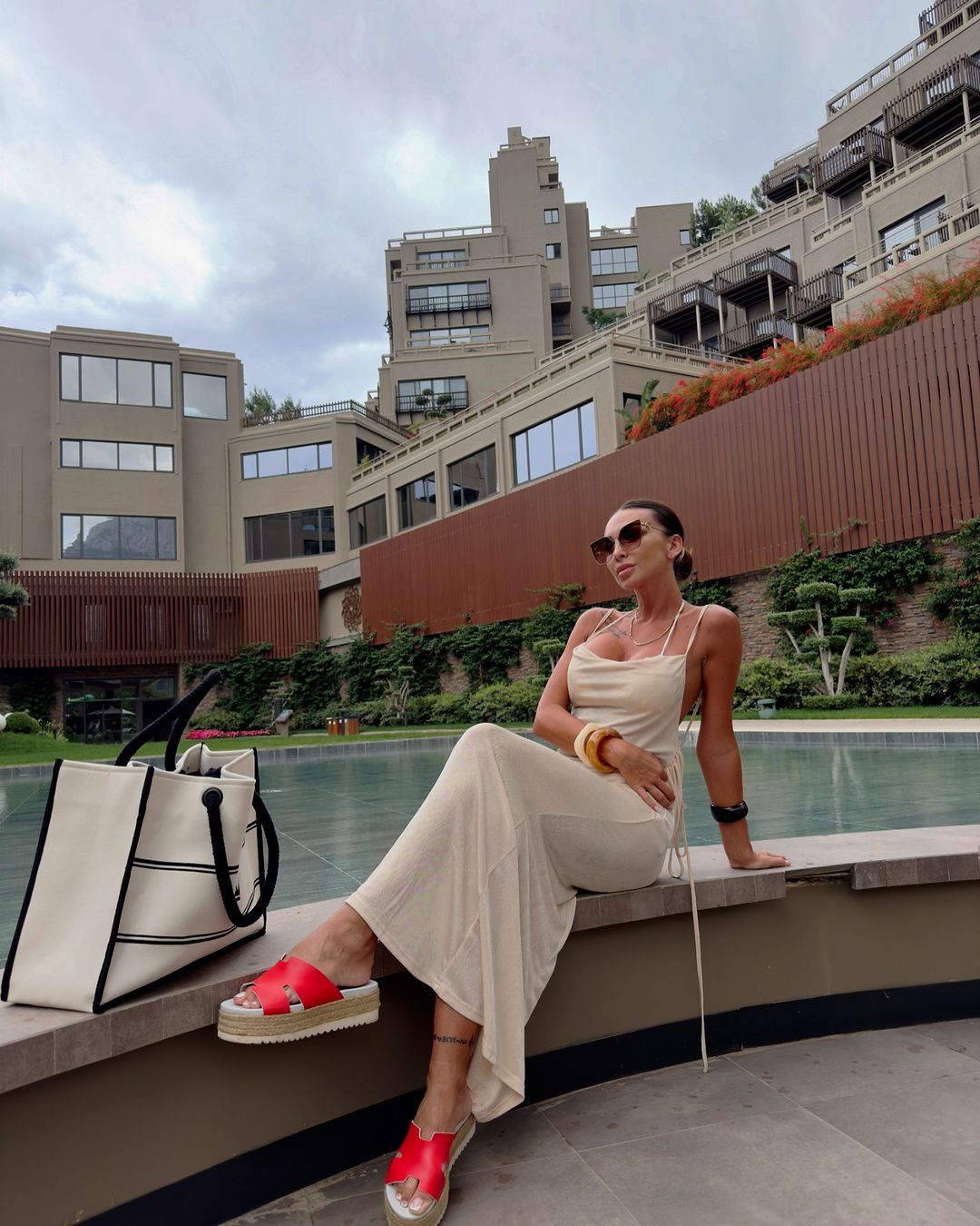 Iubita lui Victor Slav, aparitie de senzatie in costum de baie 11