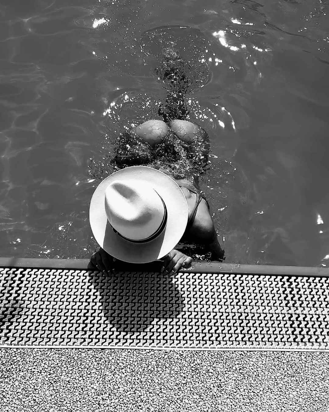 Iubita lui Victor Slav, aparitie de senzatie in costum de baie 15