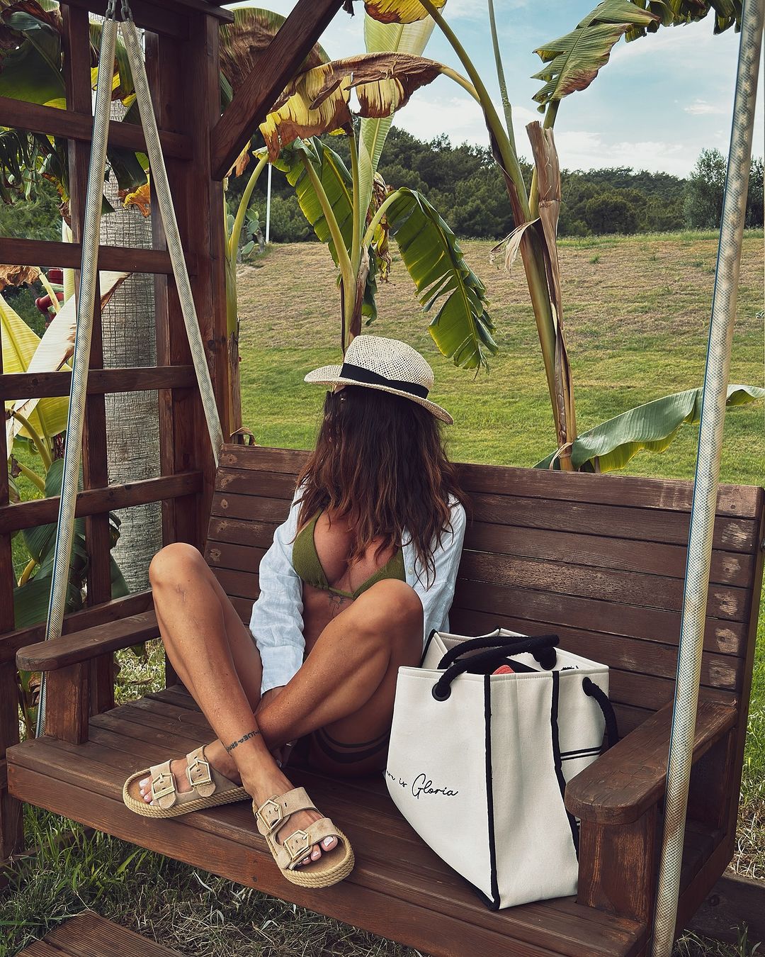 Iubita lui Victor Slav, aparitie de senzatie in costum de baie 9