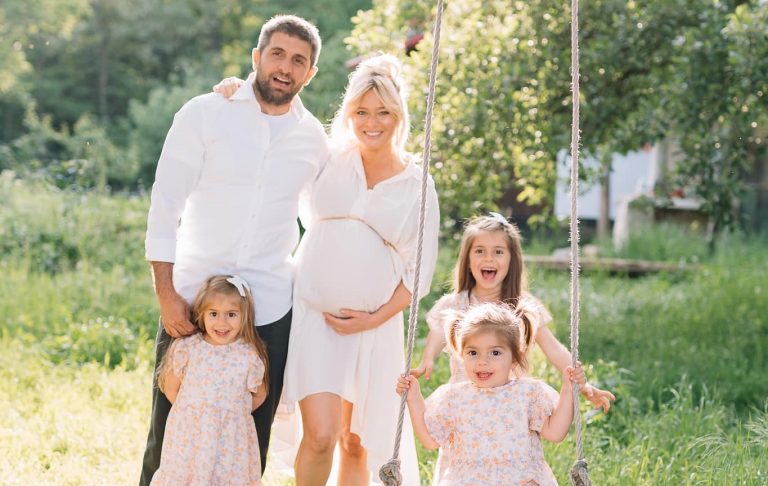 Laura Cosoi a născut al patrulea copil. ”Binecuvântarea vieții noastre”. Ce nume a primit bebelușul