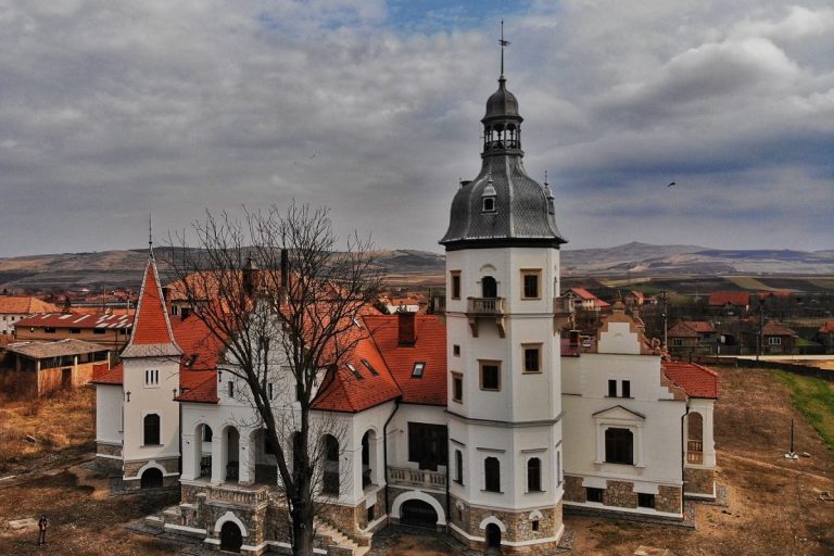 O bijuterie ascunsă a României. De ce Castelul Bánffy din Sâncrai este destinația ideală pentru iubitorii de istorie și legende