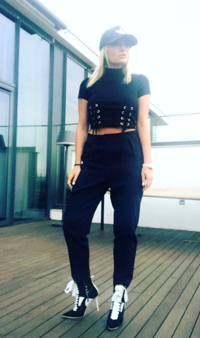 Vedetele din Romania care cheltuiesc o avere pe pantofi 13