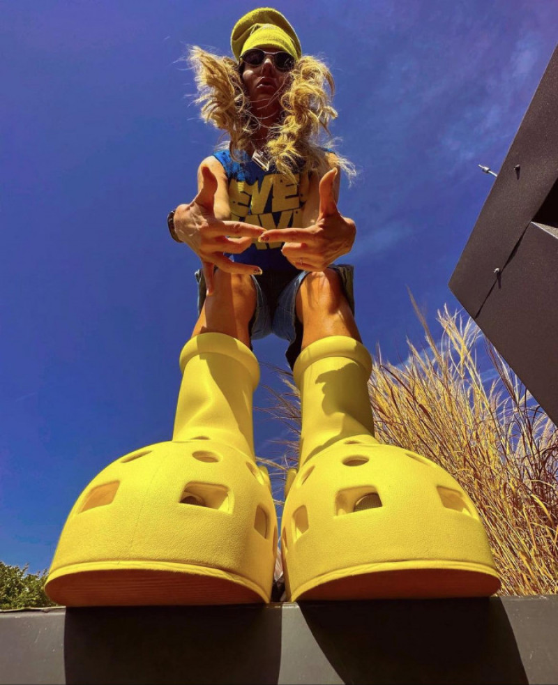 Vedetele din Romania care cheltuiesc o avere pe pantofi 16