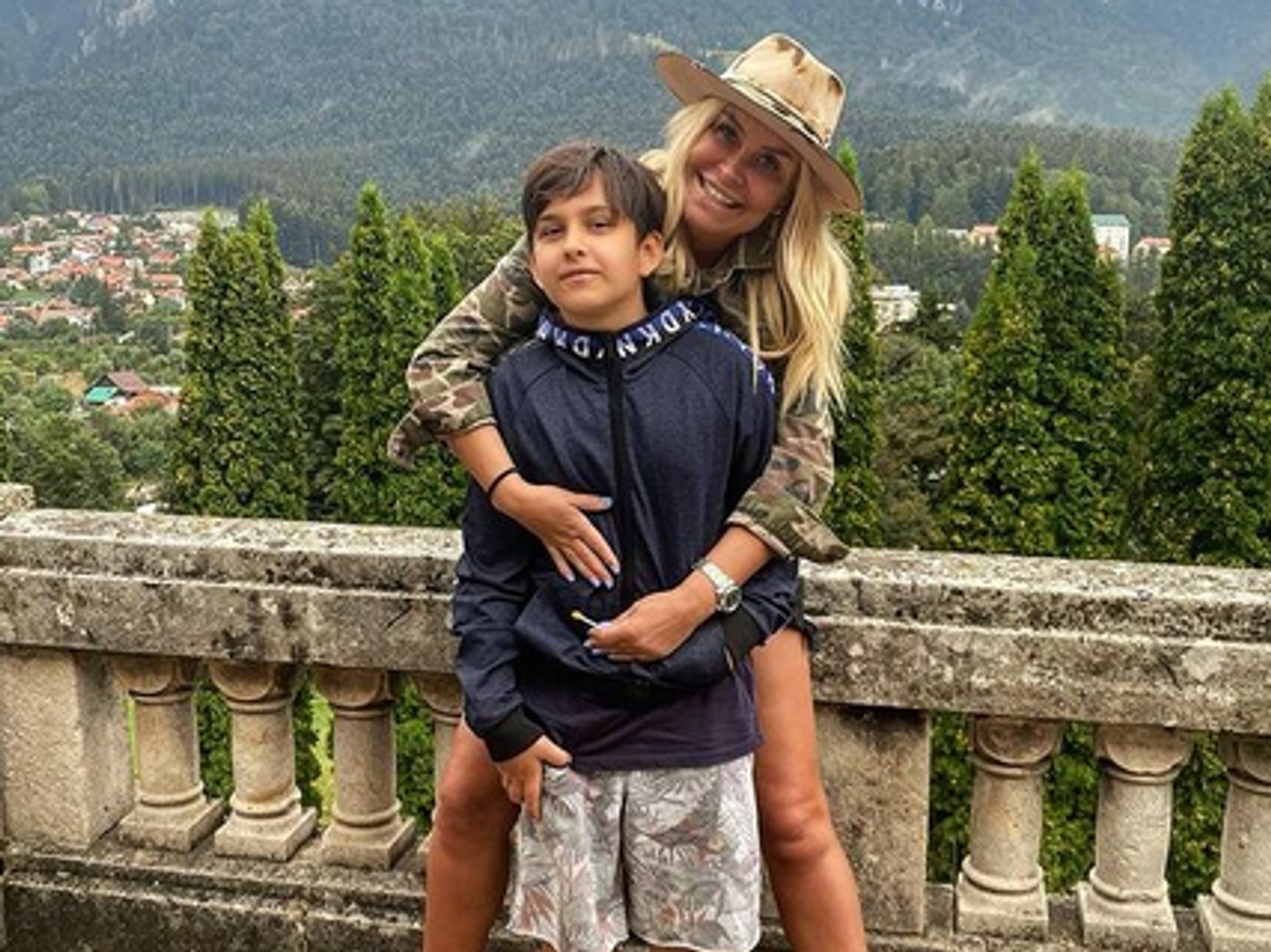 Vica Blochina, imagine rara cu fiul ei si al lui Victor Piturca 2