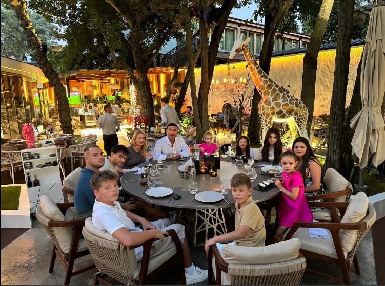 Cristi Borcea alături de toți copiii lui