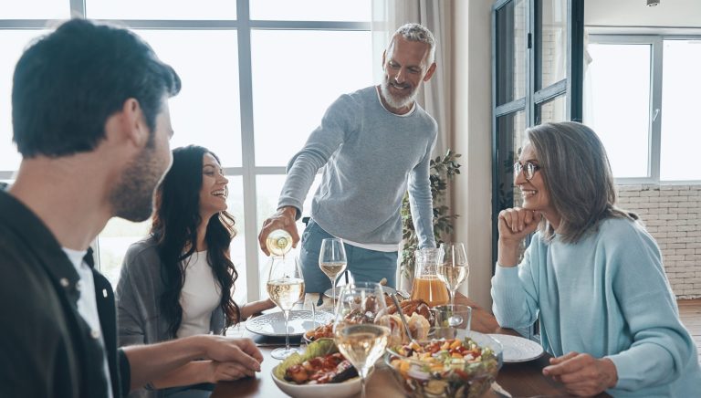 Ce faci la prima întâlnire cu părinții lui. Trucuri ca să îi faci să te placă