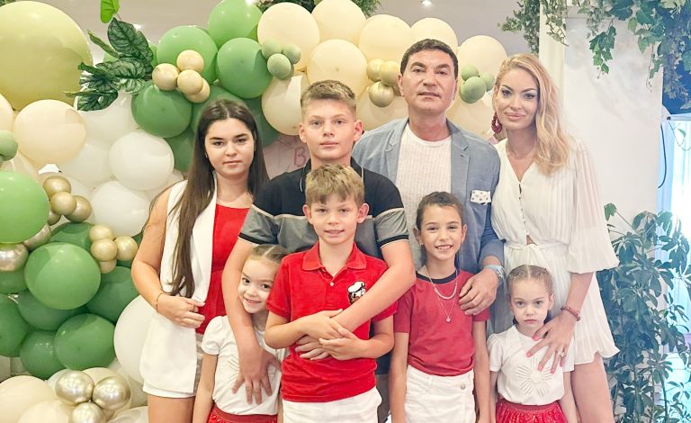 Cristi Borcea și Valentina Pelinel au pus același nume fiicelor. Cum se numesc gemenele familiei VIDEO