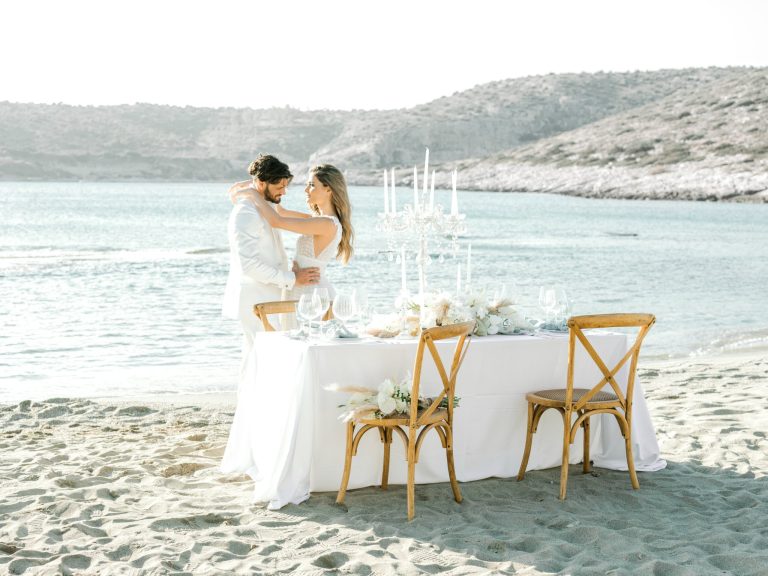 Cât costă o nuntă pe plajă, în Grecia. Prețul include aranjamente și meniuri pentru 50 de invitați
