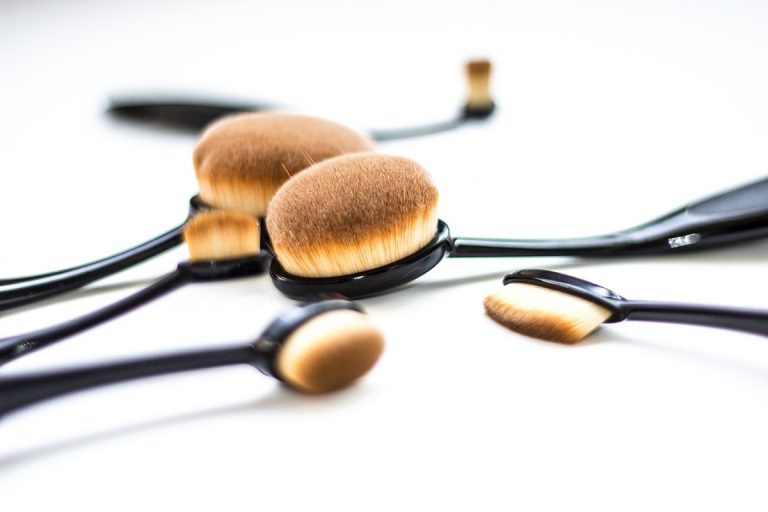 Ce pensule folosim pentru machiaj. Află cum se utilizează corect!