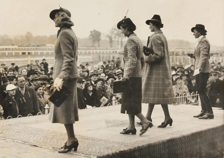 Cum își etalau femeile frumusețea, în perioada interbelică. Cine era modelul româncelor și ce tendințe în modă existau