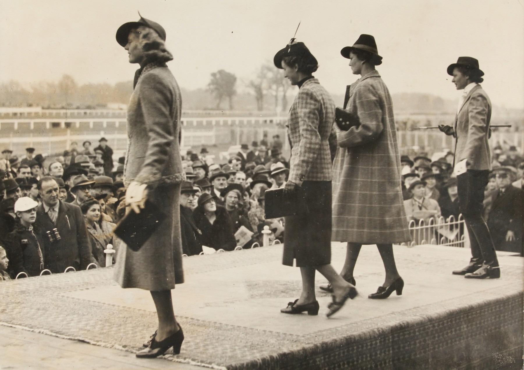 Cum își etalau femeile frumusețea în perioada interbelică