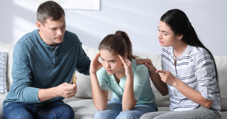 Experți Stanford: Protejarea excesivă a copilului îi poate dăuna. Când este prea mult, de fapt?