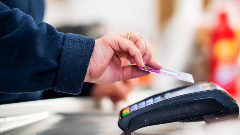 Motivul pentru care 30% dintre români nu folosesc carduri bancare