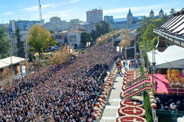 Pelerinaj de 7 kilometri la moaștele Sfintei Parascheva. Oficialii politici, printre credincioși la slujbă