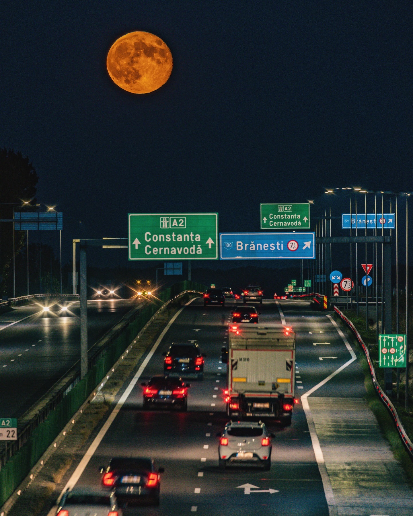 Răsărit de lună pe Autostrada Soarelui