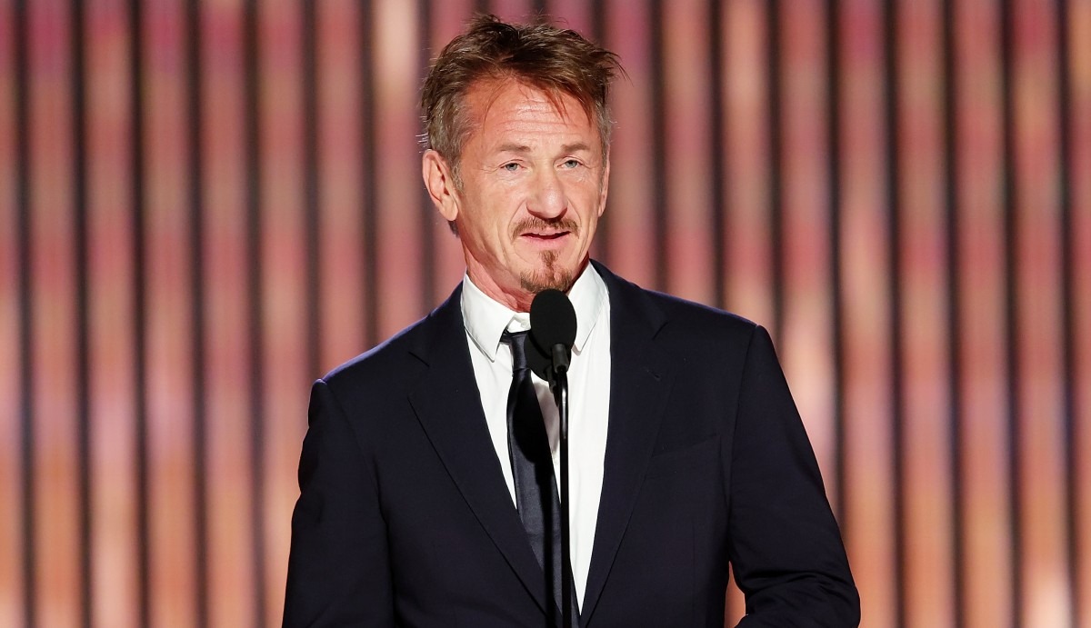 Sean Penn, de nerecunoscut în compania iubitei de 30 de ani