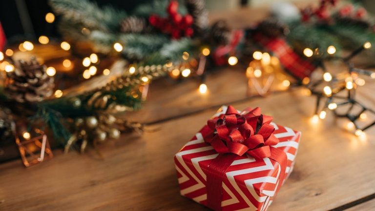 7 idei de cadouri de Crăciun ieftine și utile