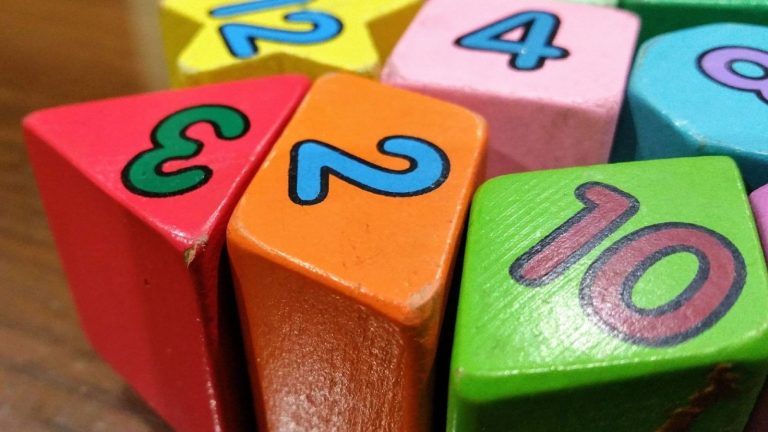 Previziuni numerologice zilnice, 3 decembrie, marți: Vibrația cifrei 7 aduce introspecție și claritat