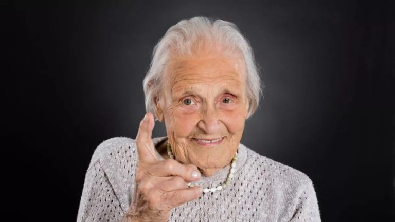 Secretele longevității de la o femeie de 102 ani. Ce mănâncă și ce obiceiuri are zilnic