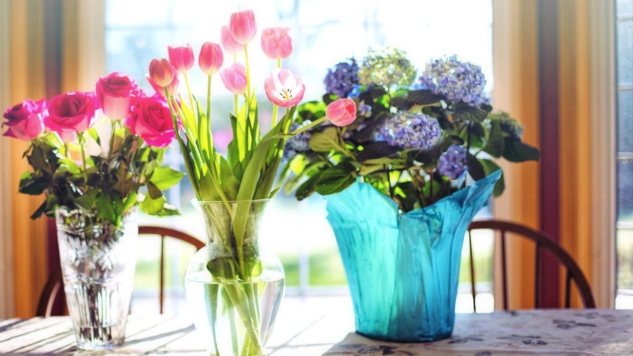Trucul care îți va păstra florile proaspete o lună