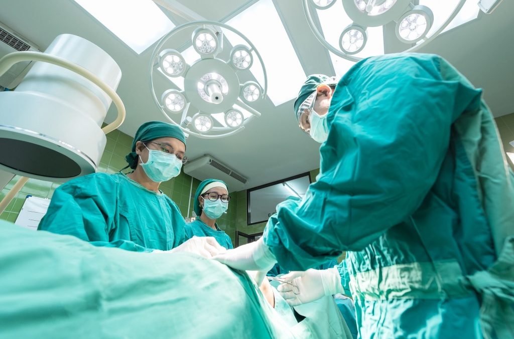 Ce înseamnă când visezi că ești operat