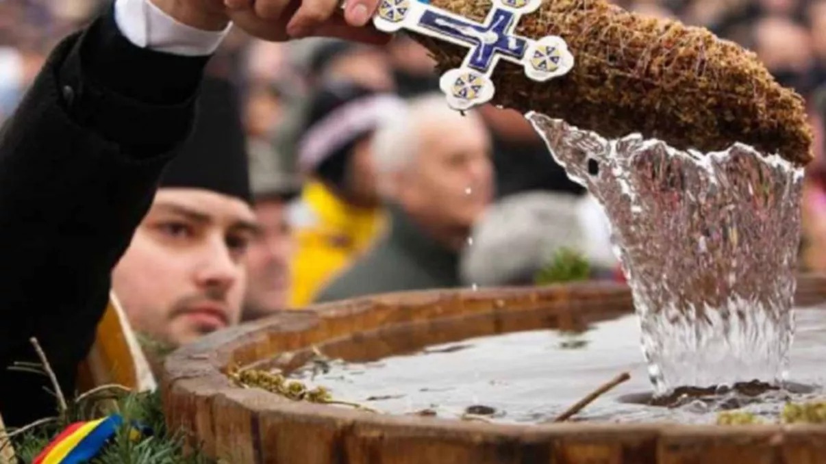 Ce se face cu apa sfințită de la Bobotează