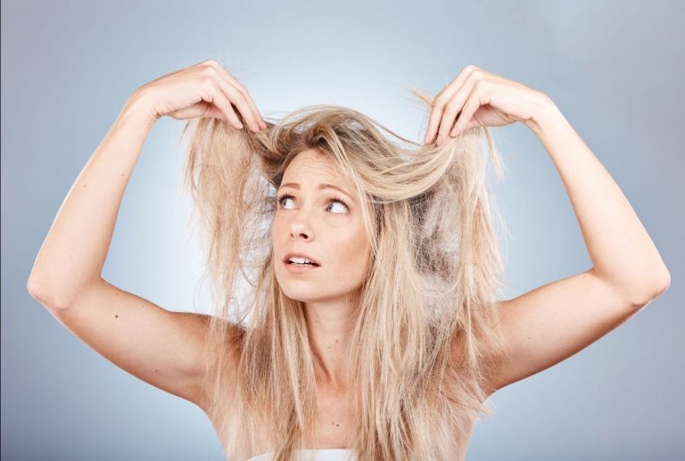 Ce trebuie să faci ca să nu ți se mai electrizeze părul
