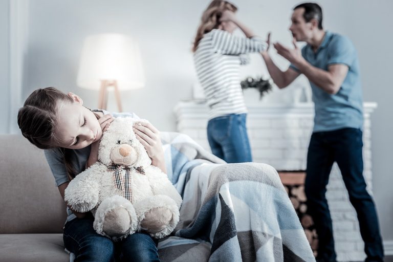 Ce trebuie să faci, dacă ești victima violenței domestice? Numărul de telefon care îți poate oferi sprijin