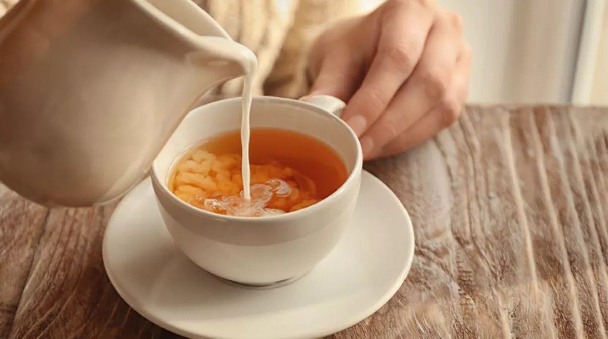 De ce este bine să pui lapte în ceai