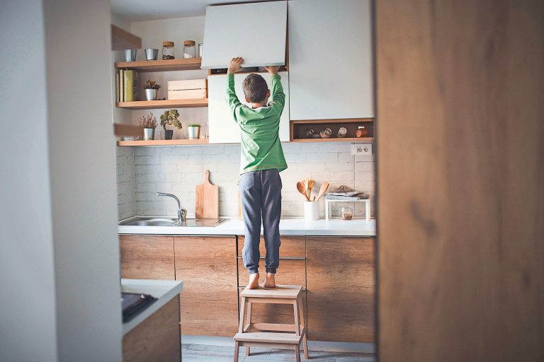 De la ce vârstă este sigur să-ți lași copilul singur peste noapte? Ce spune legea și cum explică psihologii