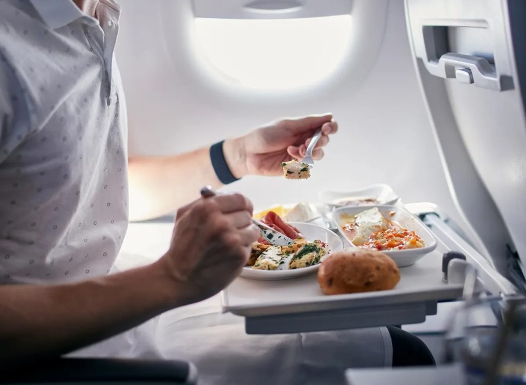 Ce să nu mănânci înainte de a zbura cu avionul