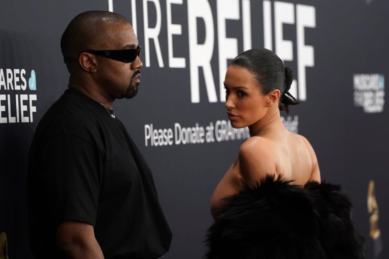 Ce ordine a primit Bianca Censori de la Kanye West, chiar pe covorul roșu, în timp ce renunța la haina de blană