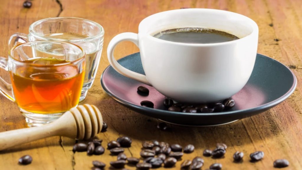 De ce este bine să pui miere în cafea, în loc de zahăr