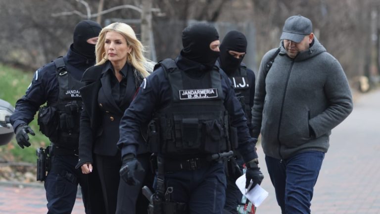 Laura Vicol a apărut cu pantaloni de 1000 de euro la DIICOT. Cât costă întreaga ținută