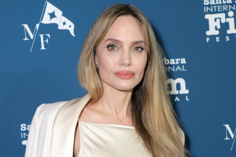 Lecție de stil și eleganță, la Gala Critics Choice. La 49 de ani, Angelina Jolie încă mai dă tonul feminității și bunului gust FOTO