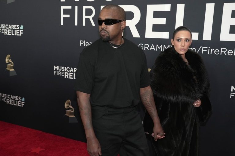 Motivul pentru care Bianca Censori a defilat dezbrăcată la Premiile Grammy 2025. Ea și Kanye West au fost escortați de polițiști afară