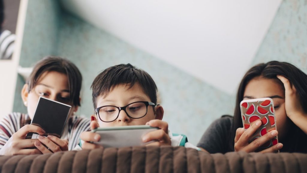 La ce vârstă ar trebui un copil sa primească primul smartphone?