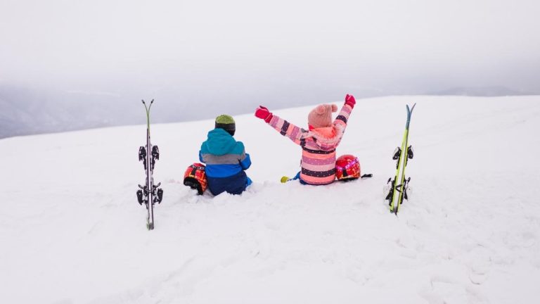 Vacanța de schi 2025: când au elevii vacanța din februarie, în funcție de județ