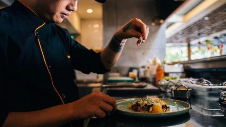 Cât poate câștiga lunar un bucătar priceput. Chef Orlando Zaharia ne spune suma