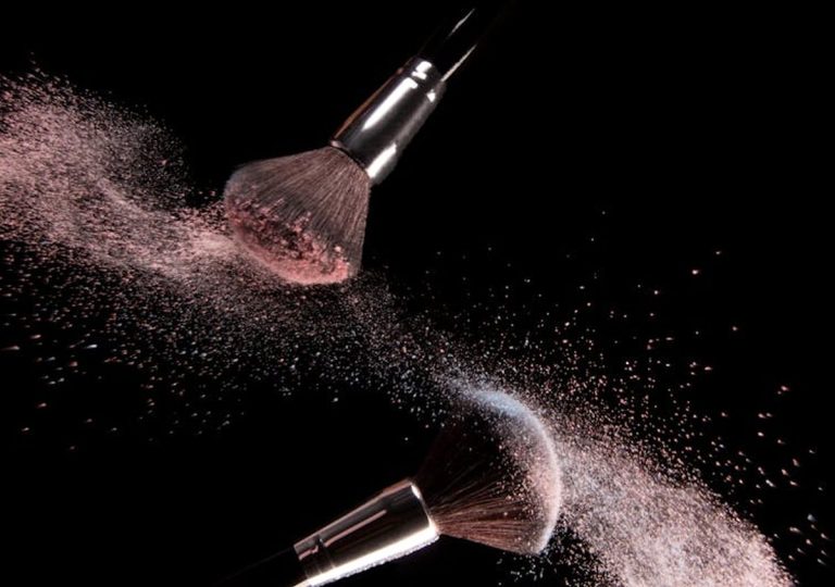 Cum afectează machiajul excesiv sănătatea pielii? Sfaturi esențiale pentru un ten sănătos