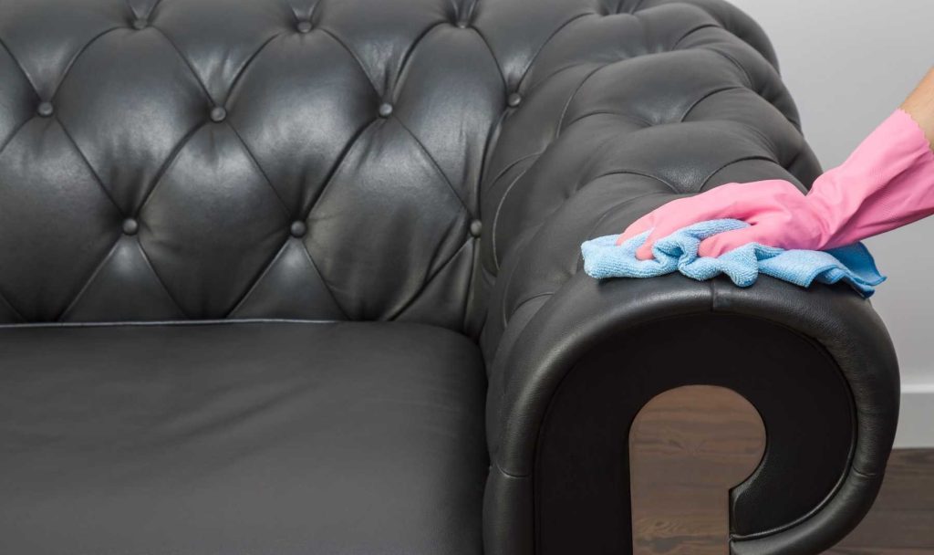 Cum să cureți canapeaua rapid și eficient