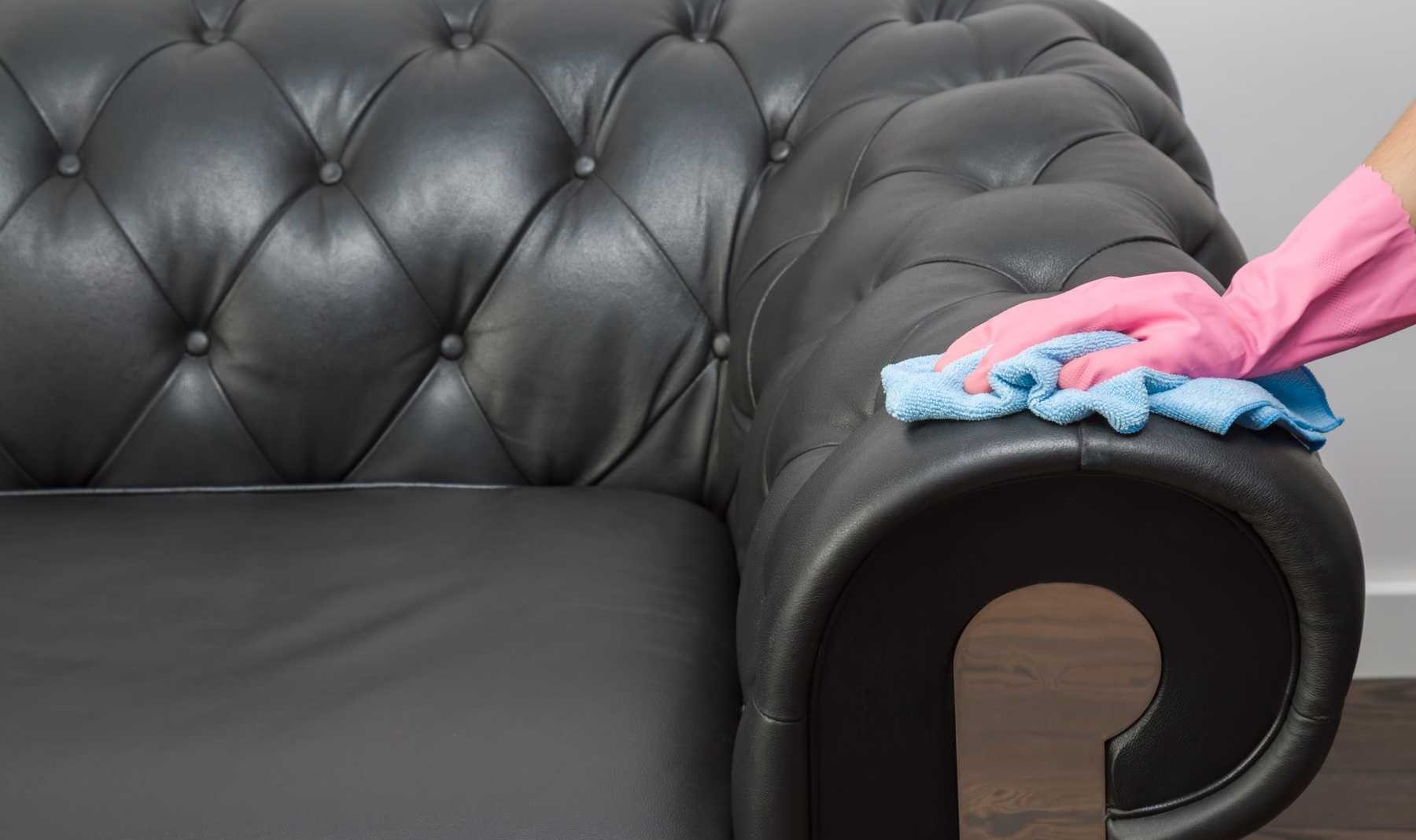 Cum să cureți canapeaua rapid și eficient