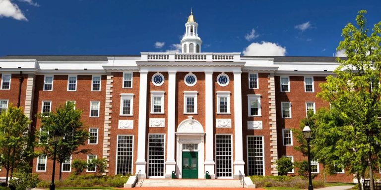 Harvard elimină taxa de școlarizare pentru majoritatea studenților americani, începând cu 2025
