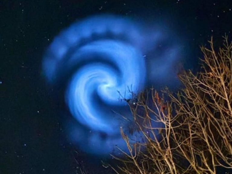 Spirală luminoasă pe cerul din Neamț: Fenomenul generat de racheta SpaceX