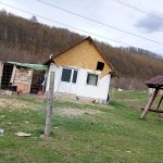 Casa în care locuiesc Ramona, Eva și tatăl fetiței născute ca printr-o minune / Foto: Ego