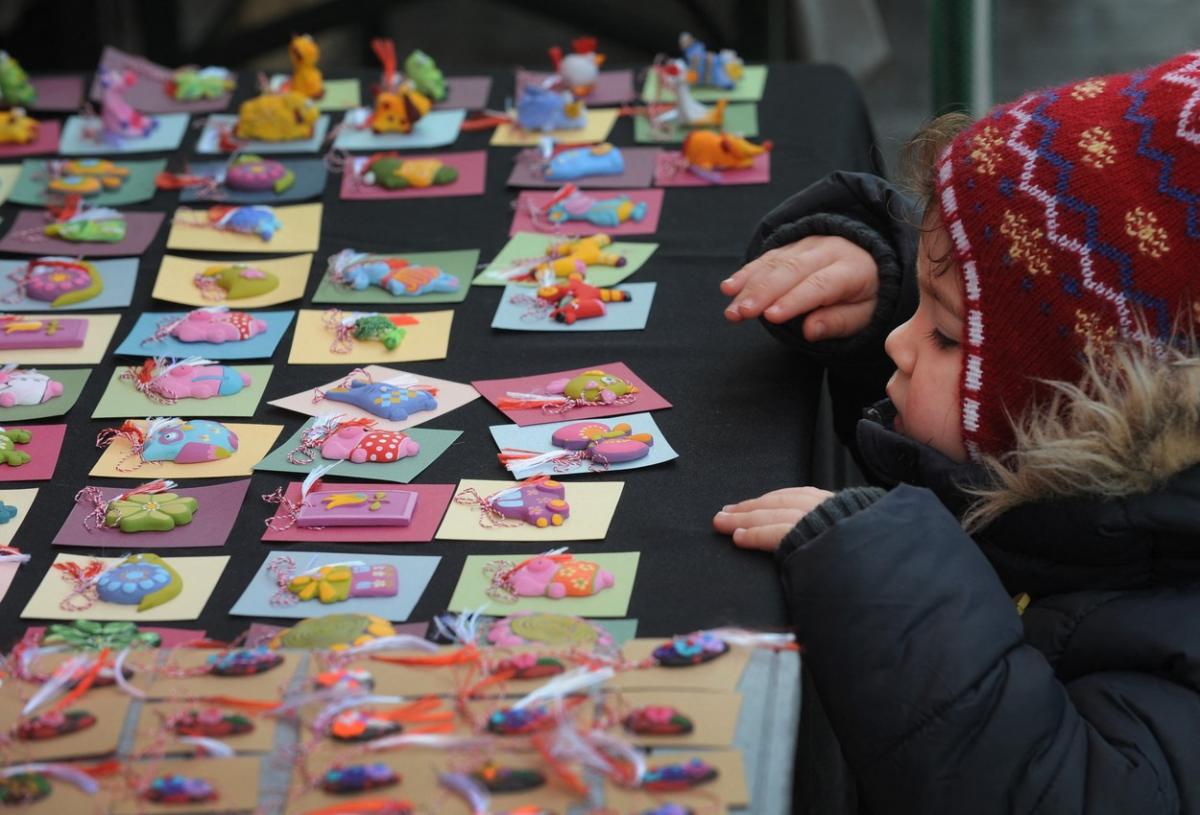 Mărțișorul se poartă la mână sau în piept, chiar și toată luna martie